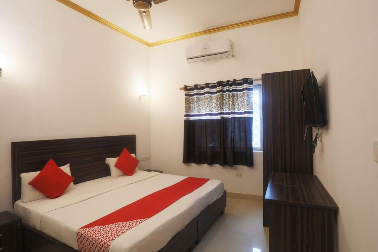 Central Hotel Khajuraho Bagian luar foto