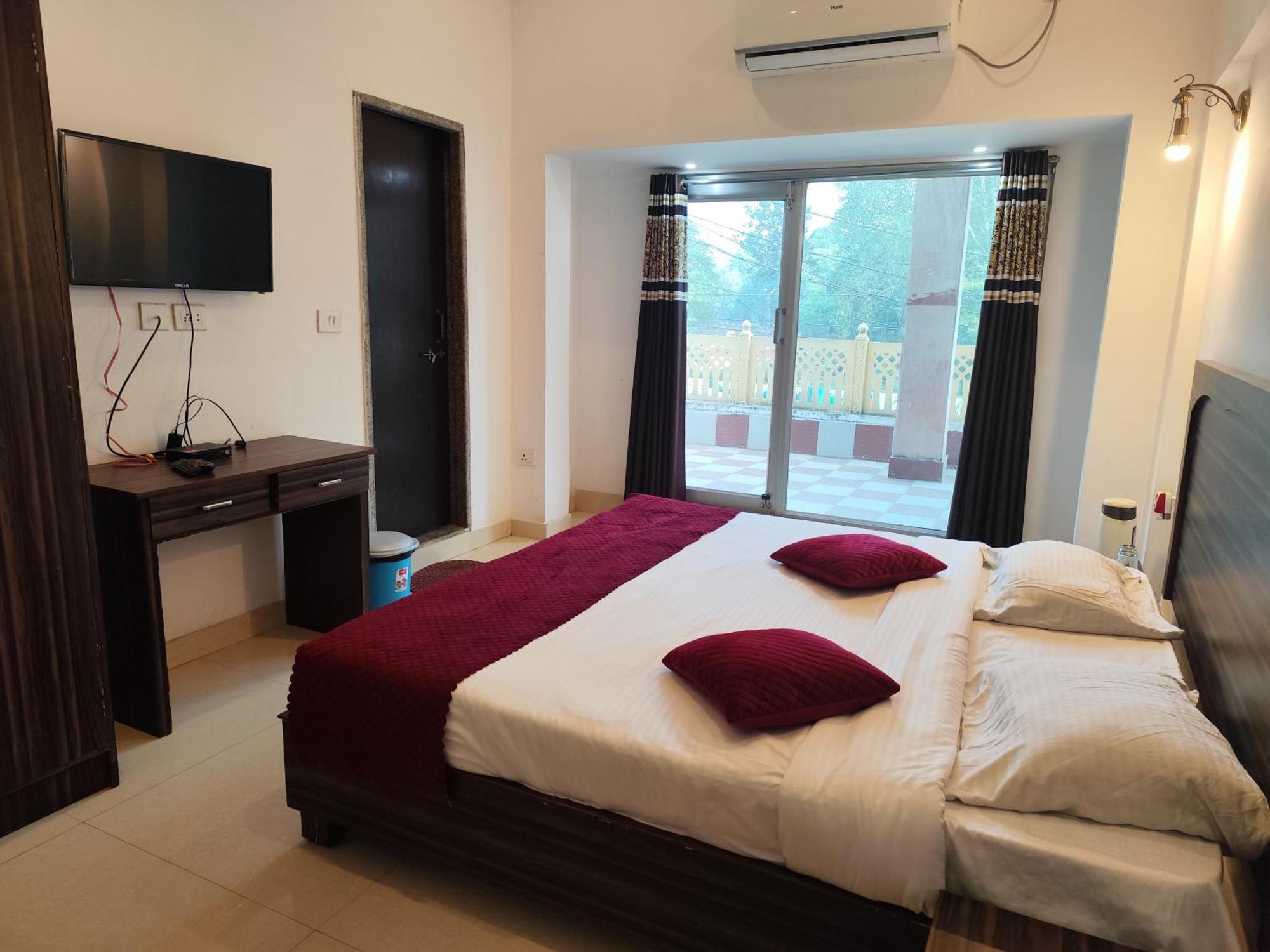 Central Hotel Khajuraho Bagian luar foto